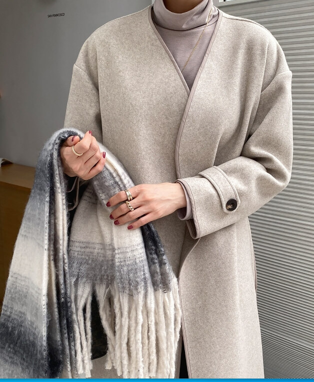 숄을 들고 있는 모습