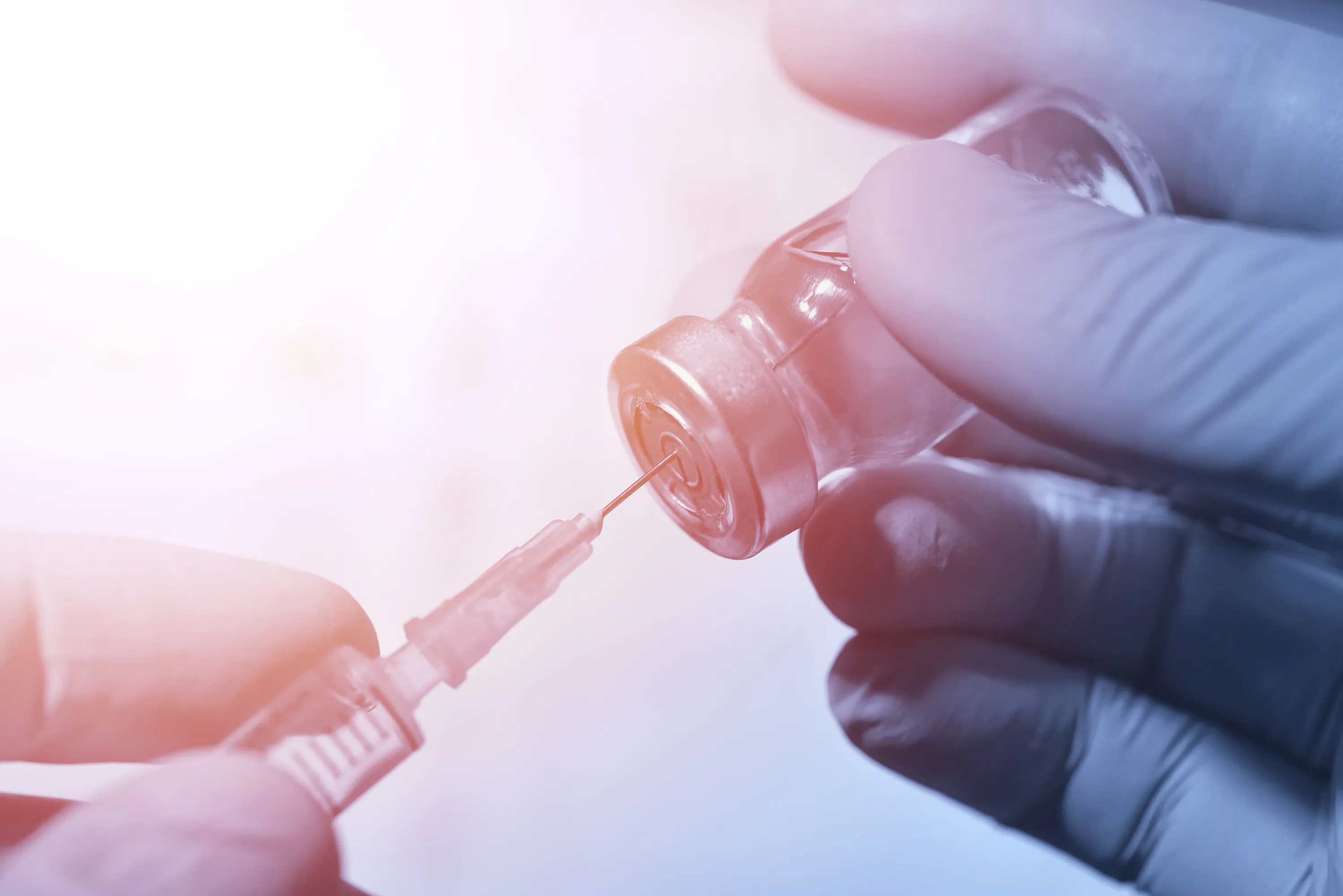 주사기와-바늘이-있는-치료제-클로즈업