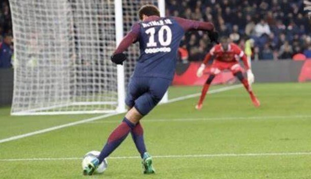 축구-선수가-라보나킥으로-크로스를-올리는-모습