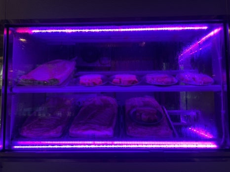 기장 삼겹살 맛집 부산댁의 숙성 냉장고, 신선하게 보관된 고기들이 정돈된 모습