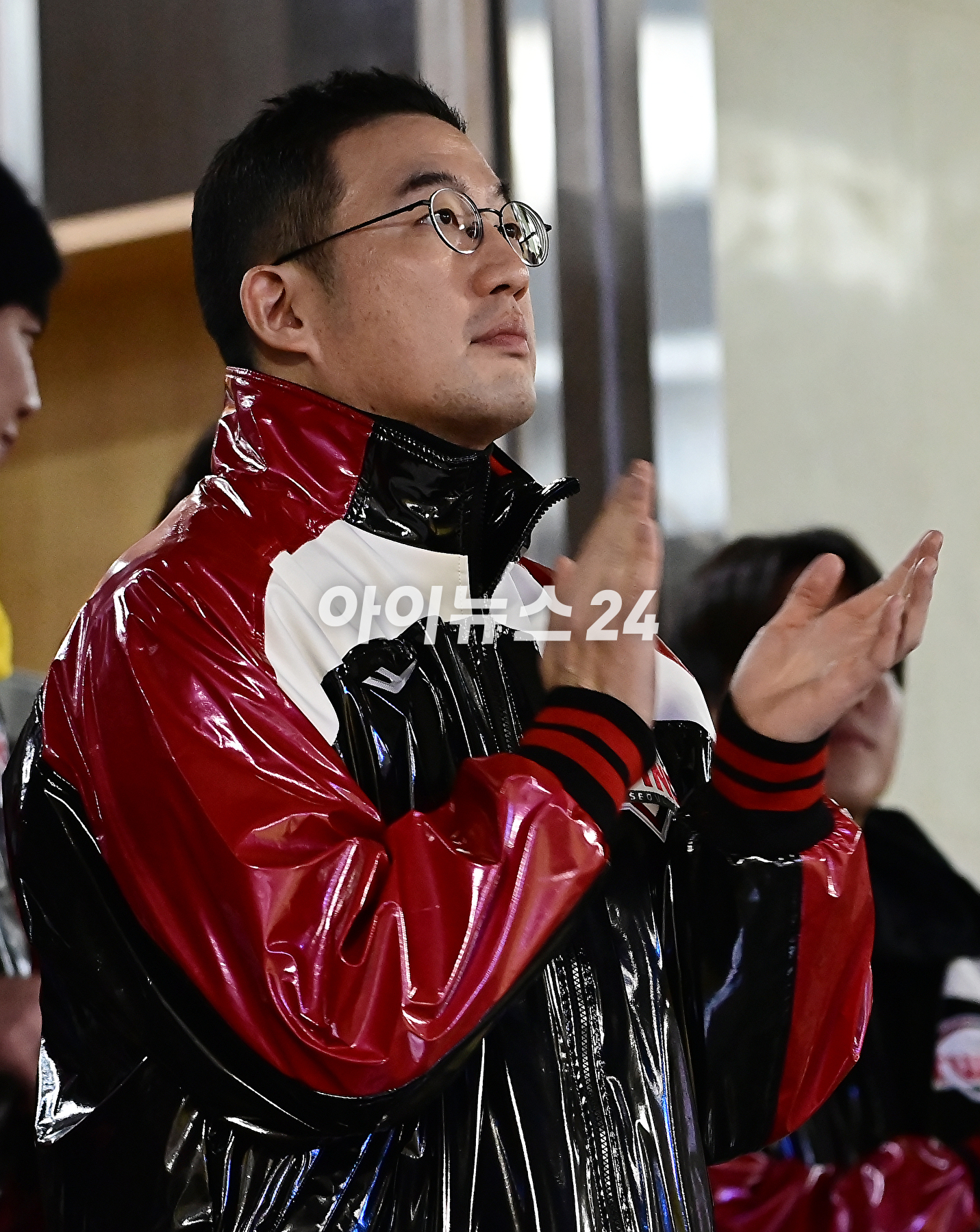 LG는 13일 잠실구장에서 벌어진 2023 신한은행 쏠 KBO KS 5차전에서 KT 위즈를 상대로 6-2로 승리를 거두고 29년 만에 한국시리즈 제패를 했다.구광모 LG그룹 회장이 선수단과 우승 트로피를 들어 올리고 있다. [사진=곽영래 기자]