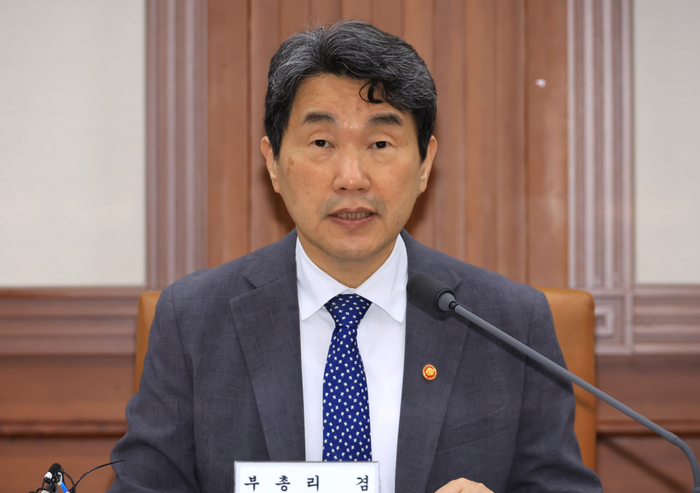 대통령 권한대행직을 맡게 된 이주호 부총리 겸 교육부 장관