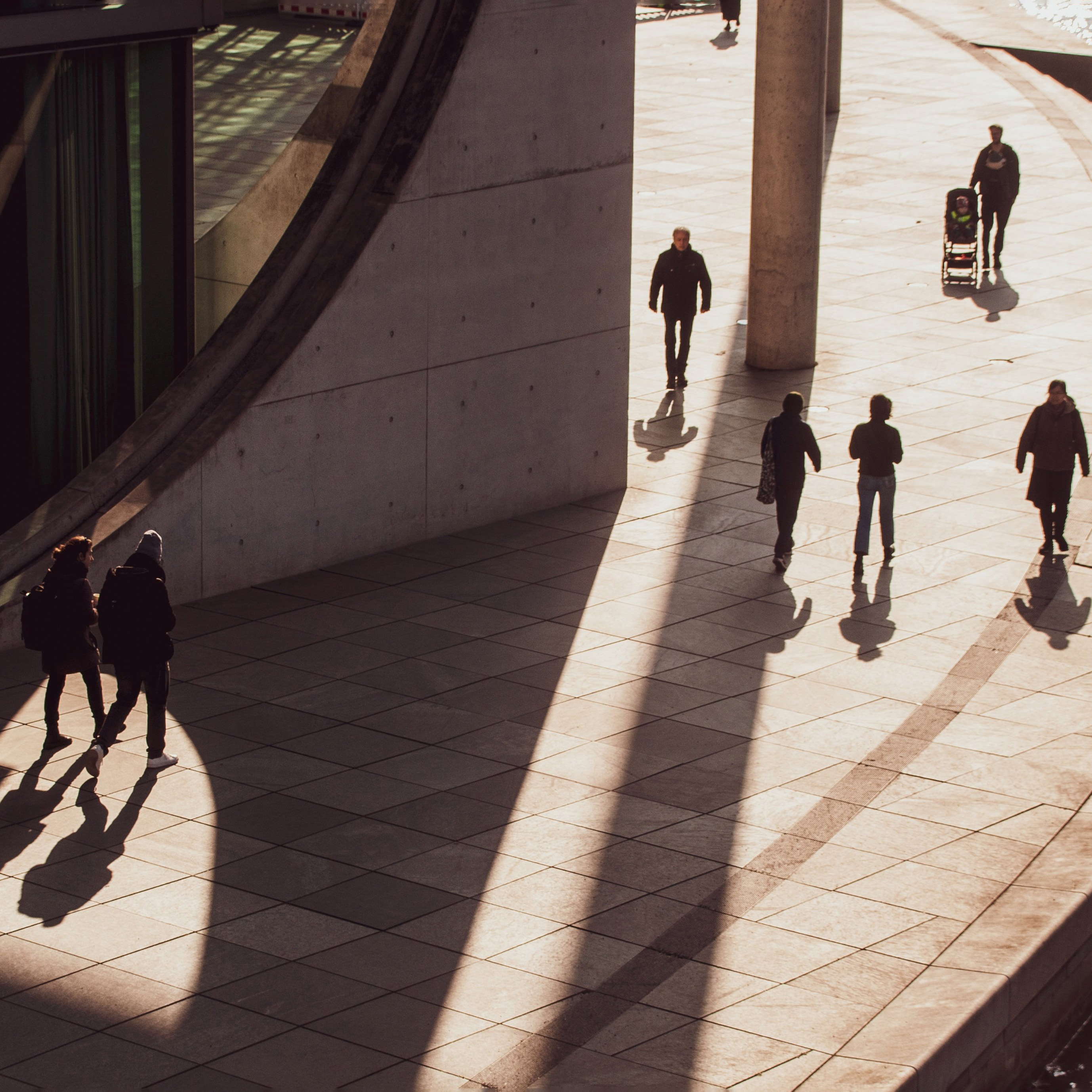 대비가 강한 길거리와 그 길을 걷는 사람들