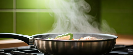 처음 사용할 때 단 5분의 기름 코팅만 해도
프라이팬의 수명과 성능이 놀랍도록 향상됩니다.