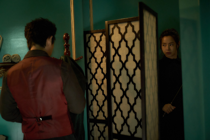 설경구의방뒤에숨어있는이하늬