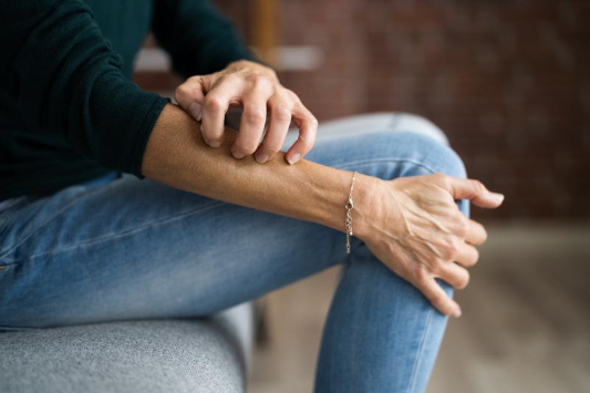 팔을-긁고있는-사람