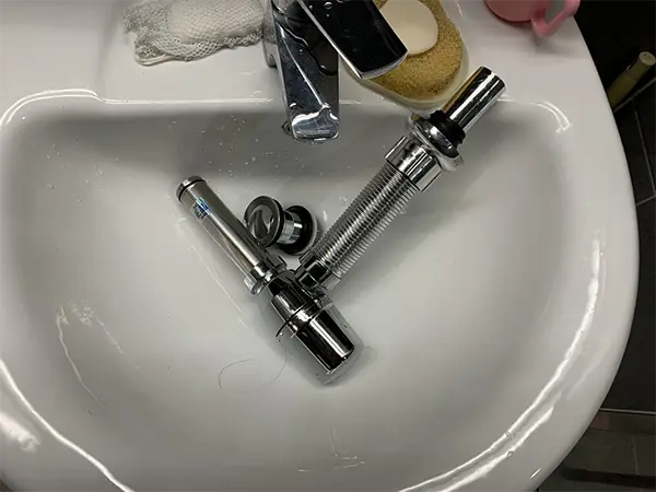 망치트랩은 컵부분에 물이 흐르는 틈이 좁아 청소시 빼놓는 편이 좋다.