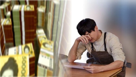 아무리-해도-빚이-늘어가는-자영업자가-어리를-쥐어뜯고-괴로워하는-모습