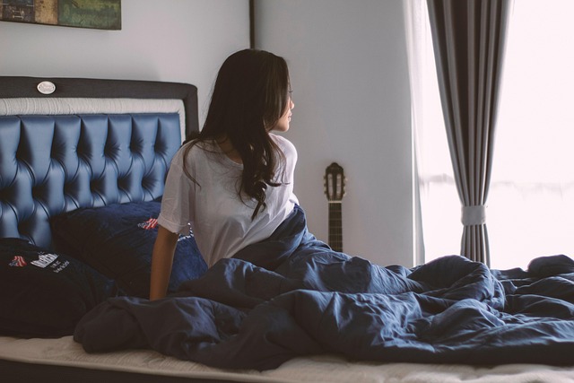 아침 햇살을 받으며 침대에서 여유를 즐기는 여성