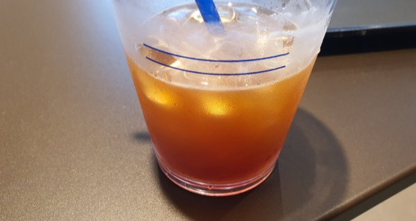 플라스틱-컵에-담겨있는-아이스-아메리카노