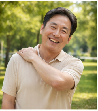 공원에서 온몸두드리기 운동중 불편한 오른쪽 어깨를 두드리며 막혔던 기혈을 풀어주고 있는 중년