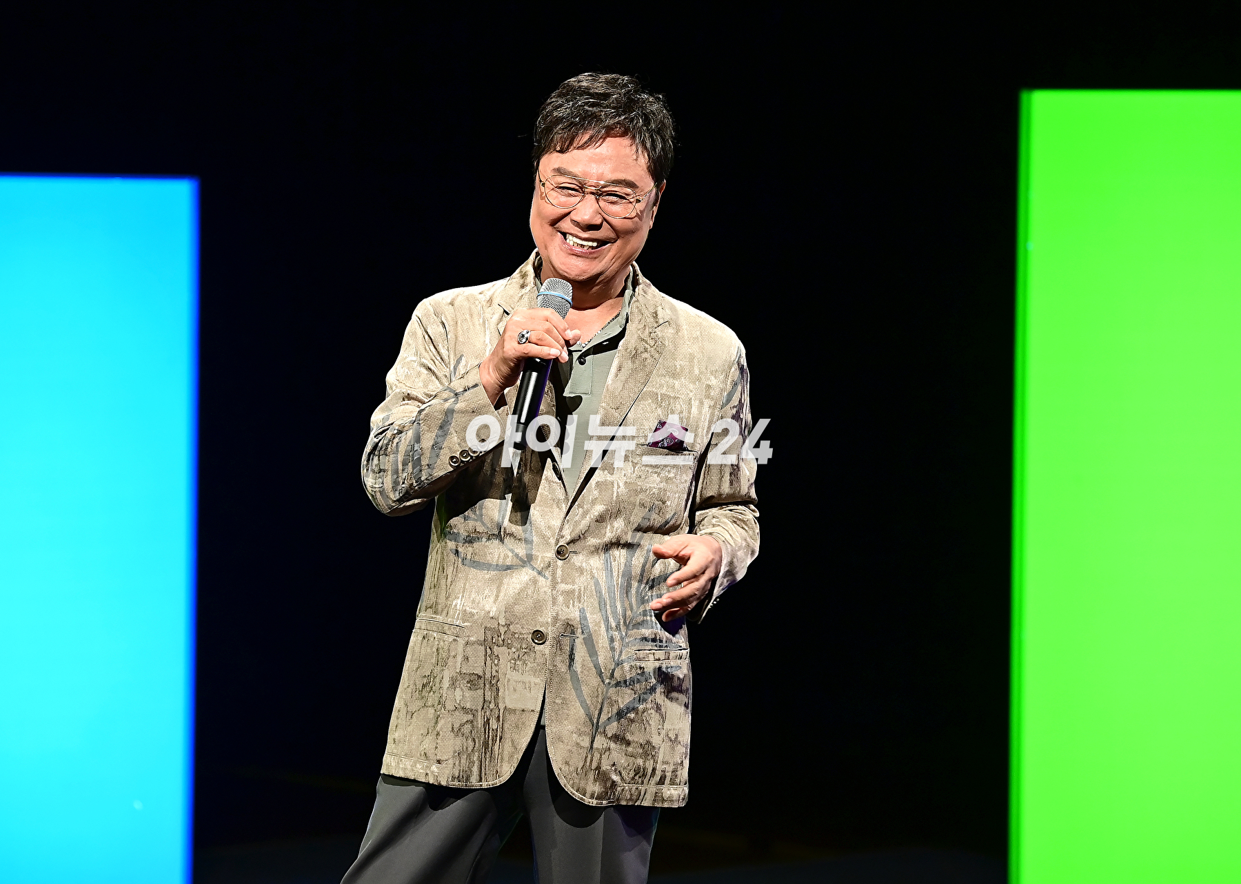 가수 남진이 13일 오후 서울 마포구 YTN홀에서 열린 신곡 쇼케이스에서 기념촬영을 하고 있다. [사진=곽영래 기자]