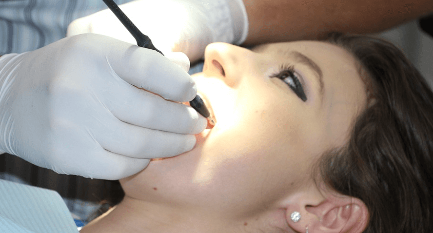 치아 치료를 받고 있는 여성