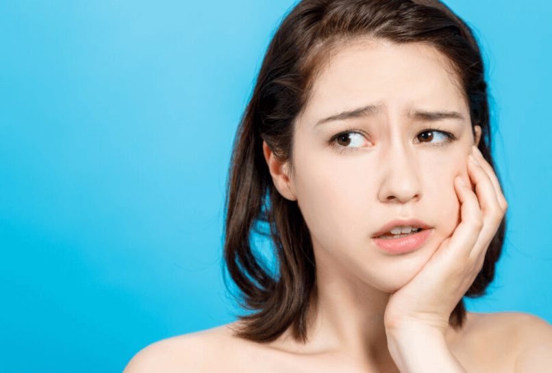 턱관절이-아파서-만지는-여성
