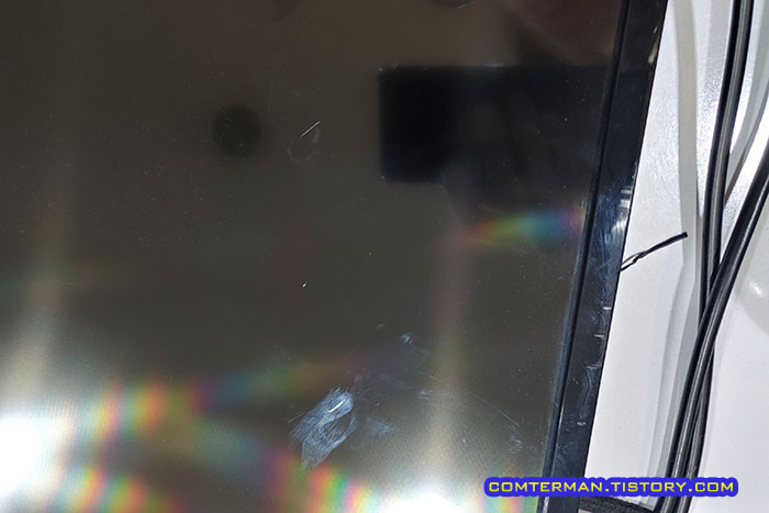 모니터 액정 패널 스크래치