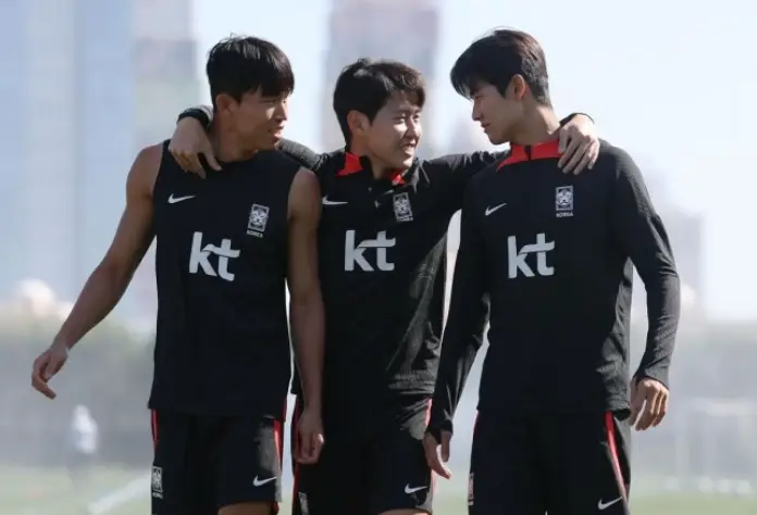 이강인- 검은 유니폼을 입은 이강인 양옆 선수들과 어깨동무하며 이야기 하는 모습