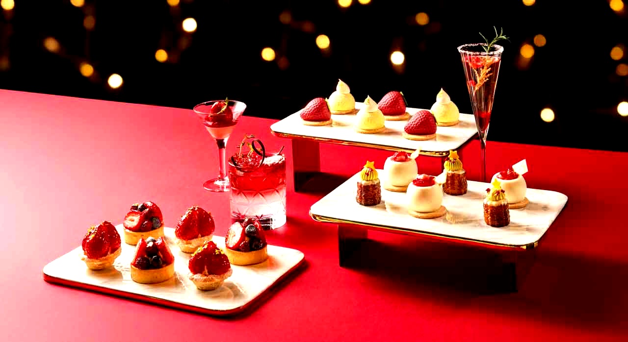 롯데호텔 서울의 디저트 플래터가 연출된 모습이다. [ⓒ네이버플레이스 롯데호텔서울 페닌슐라 라운지&amp;바]