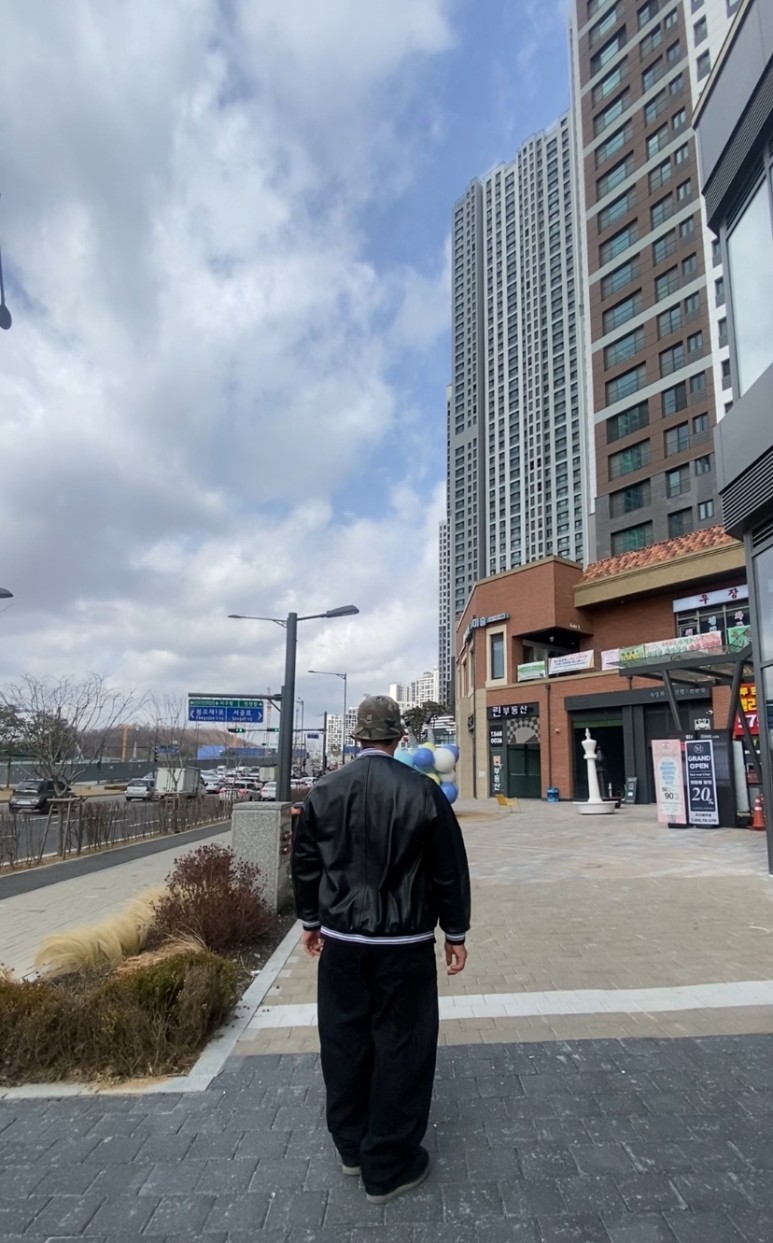 데일리룩(2024. 3. 2.) 엑스트라오디너리 카모 버킷햇 벙거지, 에이징씨씨씨 바시티 스타디움자켓, 무신사스탠다드 아란케이블 니트, 에러스익셉티드 데님팬츠, 나이키 킹맨 레더