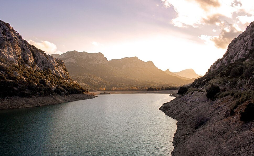 산과 산 사이의 강이 흐르느 모습