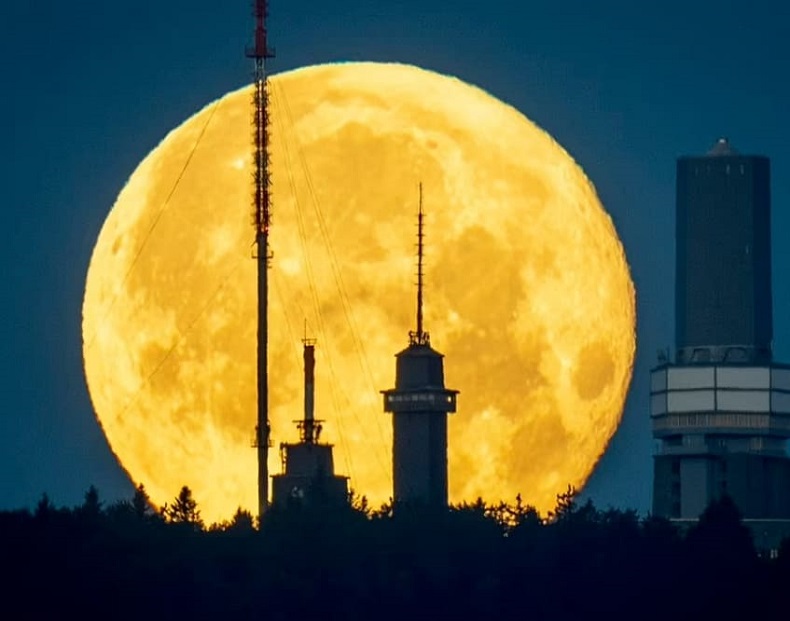 어젯밤 떠오른 딸기 수퍼문의 장관...그런데 왜 딸기문? VIDEO: Strawberry supermoon rises behind ancient Greek temple