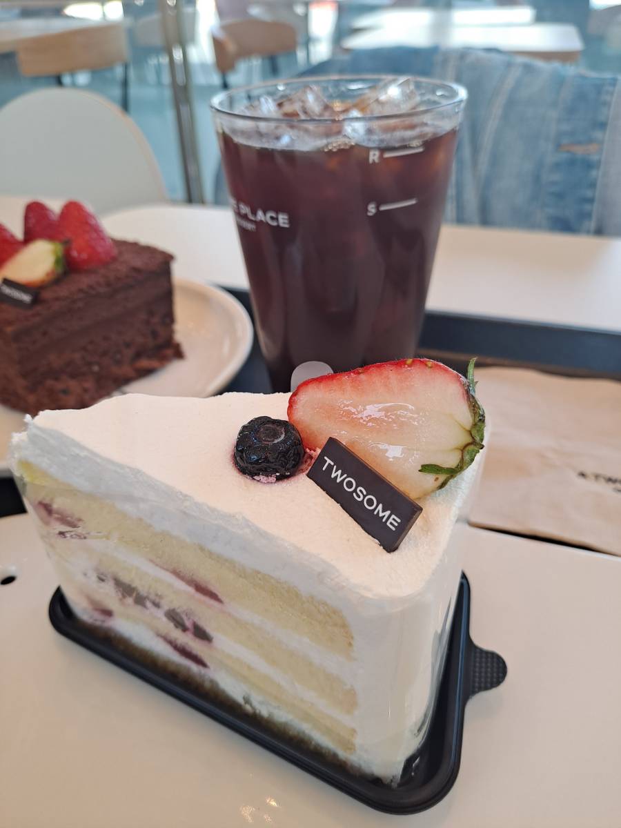 그릭요거트 딸기 케이크 및 아이스 아메리카노