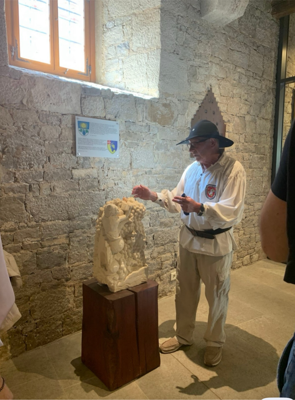 시청 건물안에서 역샤가 담긴 조각상에 대해 설명해주는 씨기