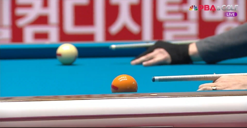 웰컴저축은행 웰뱅 LPBA-PBA 챔피언십 32강전 초구 결정 뱅크샷을 치고 있는 조건휘 선수와 노병찬 선수