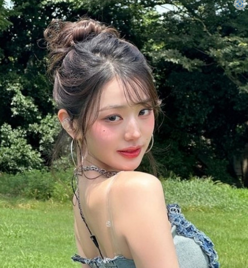 장원영이 고개를 돌리며 쳐다 보는 모습