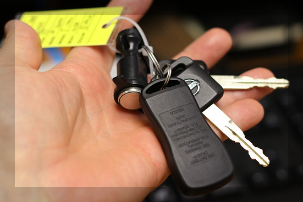 중고차 차키를 들고 있는 손