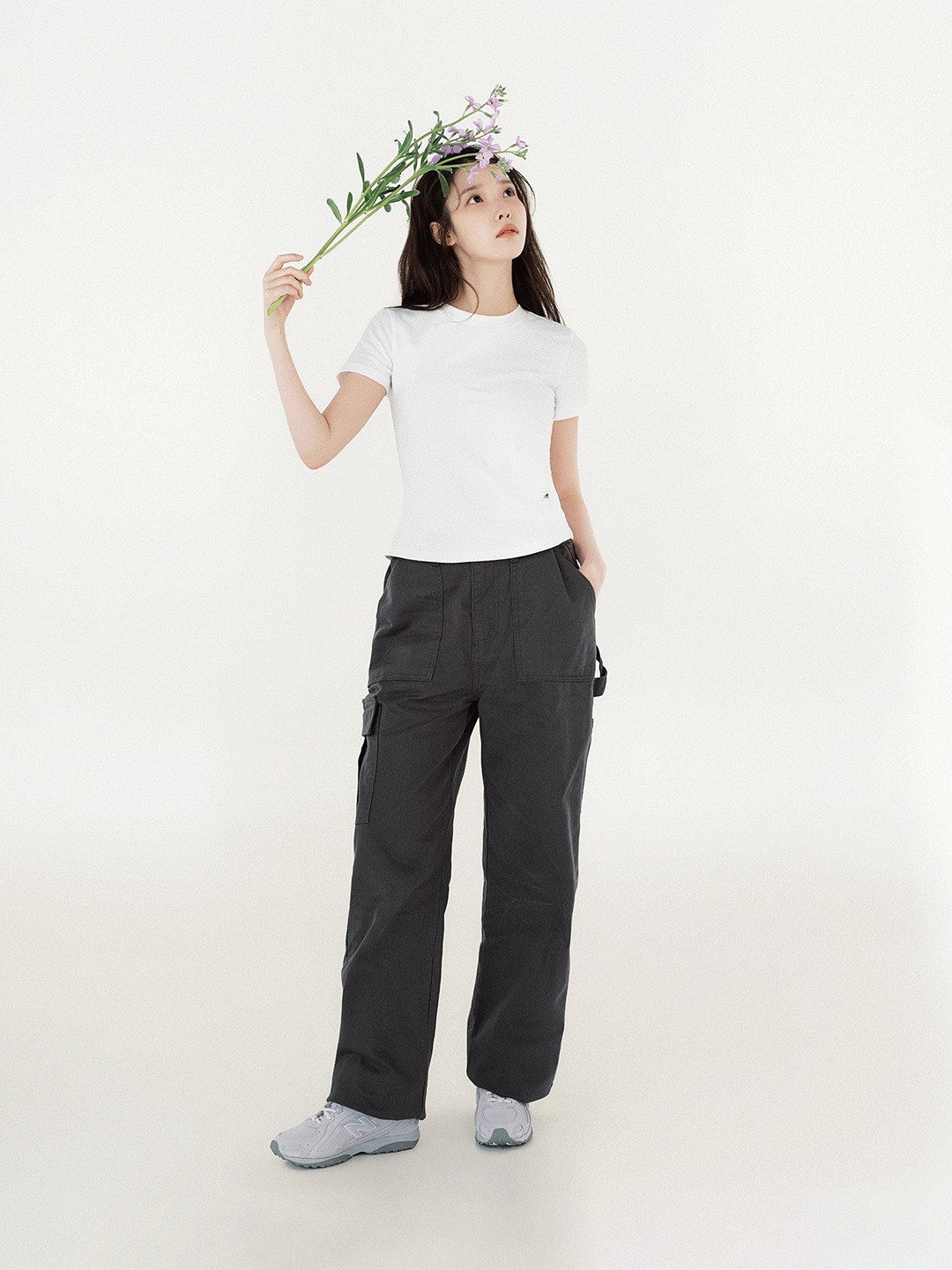 트렌디한 핏의 카고 팬츠에 시그니처 그레이 컬러 뉴발란스 204L을 착용한 아이유의 힙한 스트릿 룩