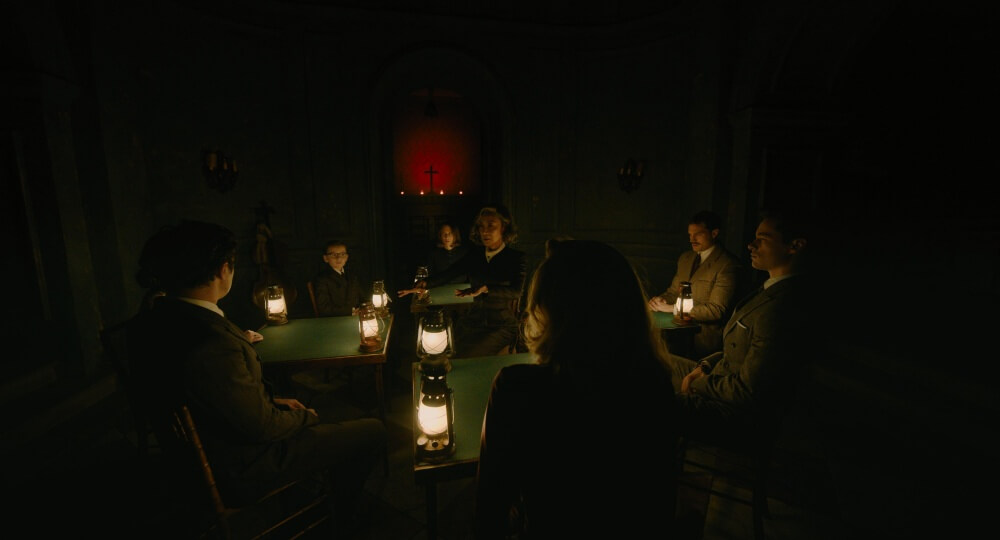영화 베니스 유령 살인사건 스틸컷 – 어두운 저택 안에서 교령회가 진행되는 장면