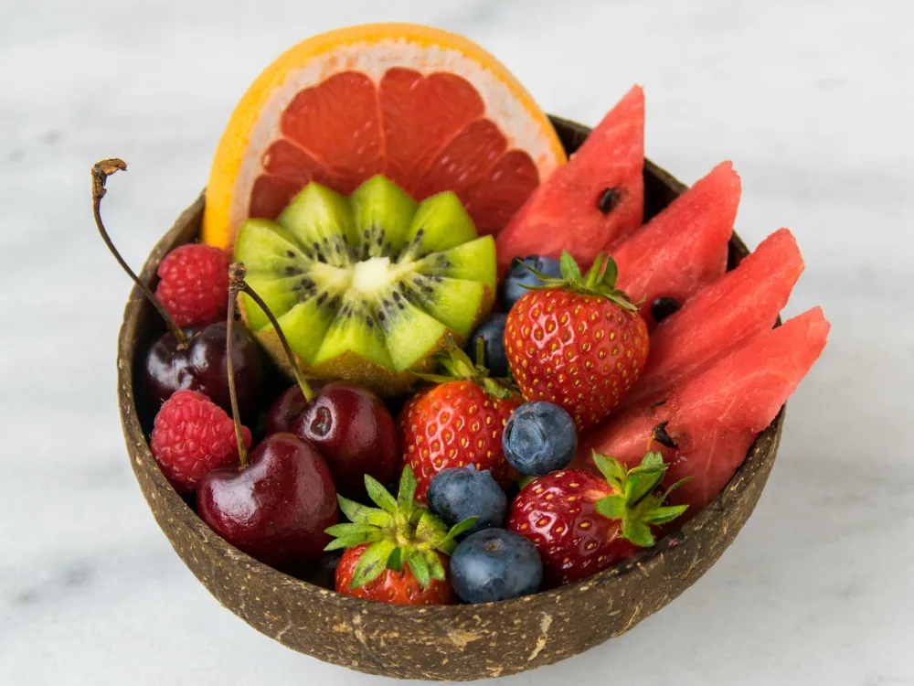 그릇에-담긴-과일(오렌지, 수박, 키위, 딸기 등)