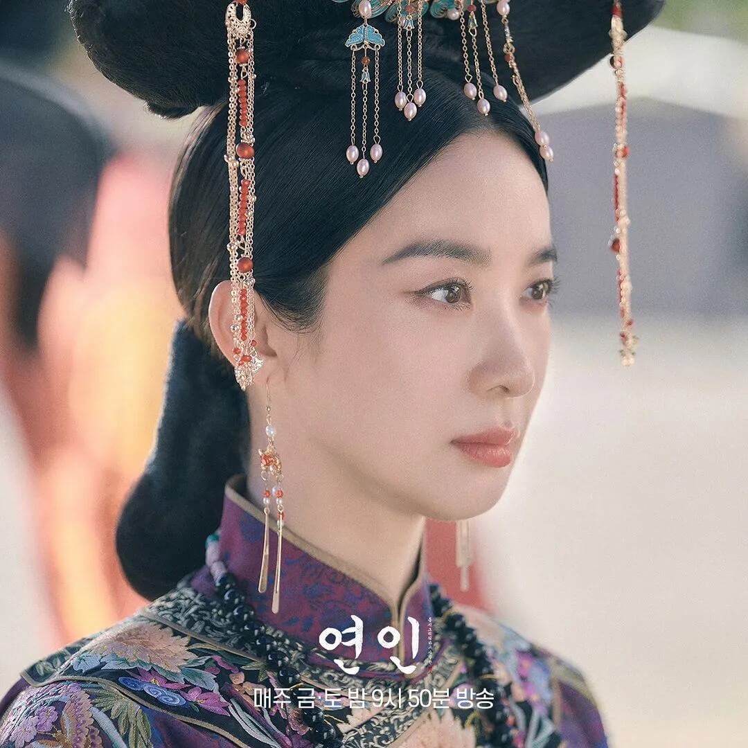 드라마 연인의 이청하의 홍보포스터1로 각화 역을 맡았습니다.