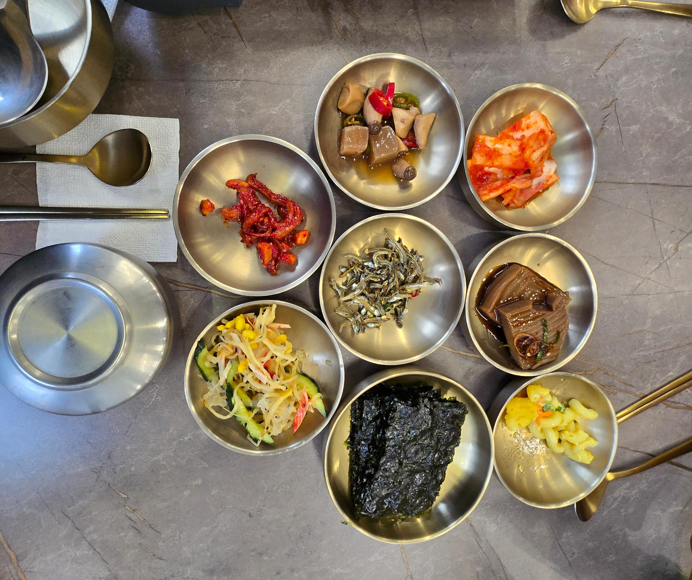 완뚝 순두부 황금점 밑반찬