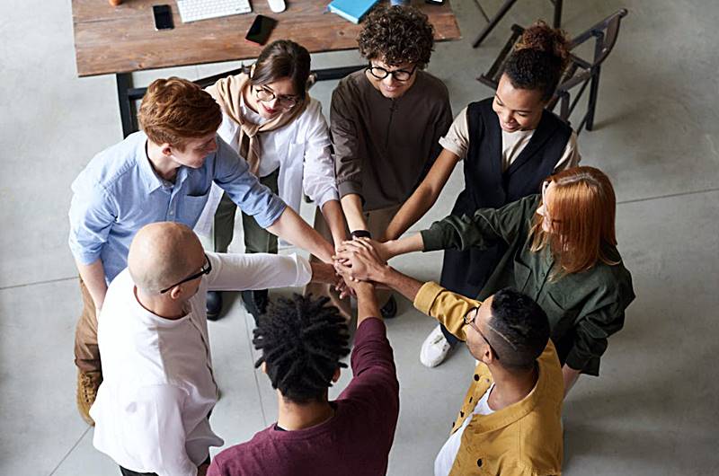 여러사람들이-원을-그리며-손을-모으는-모습