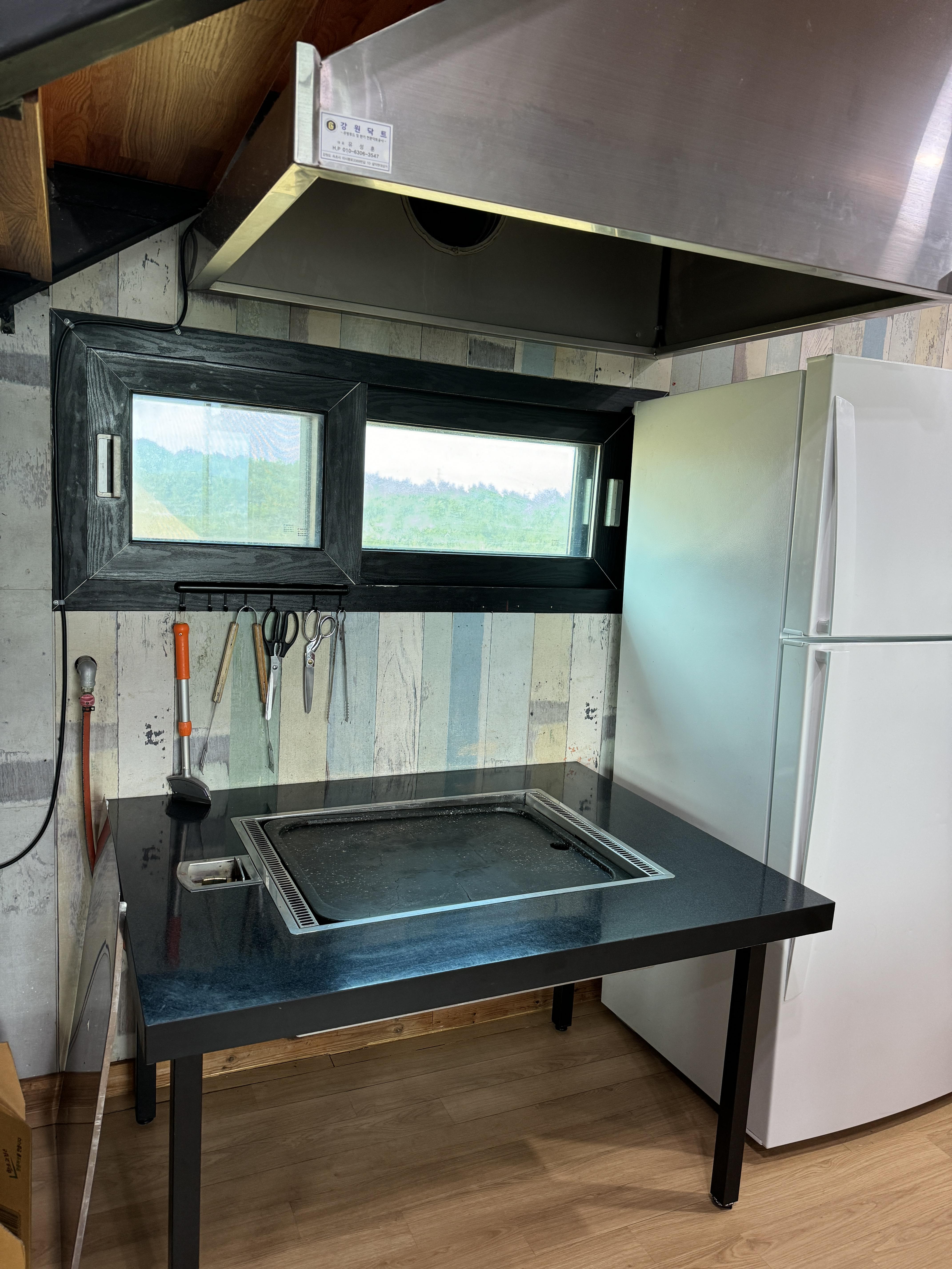 고성-티티펜션-주방-고기불판