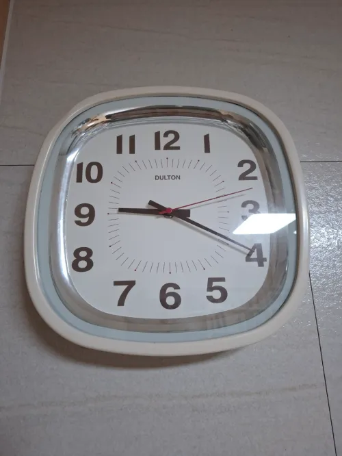 책상 위 동그란 알람시계를 활용한 딥 워크 집중 시간 관리 (Managing deep work concentration time using a round alarm clock on a desk)