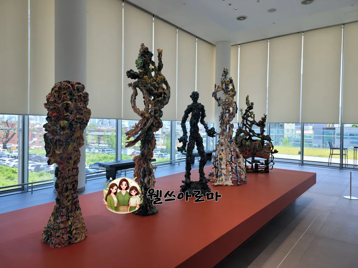 울산시립미술관 복도전시