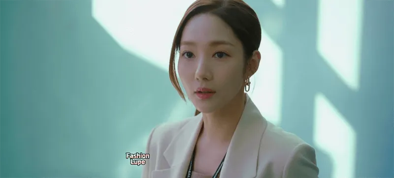 윤박과 대화를 나누고 있는 박민영