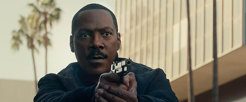 에디 머피가 권총을 겨누는 액션 장면, Beverly Hills Cop: Axel F 넷플릭스 2024 영화