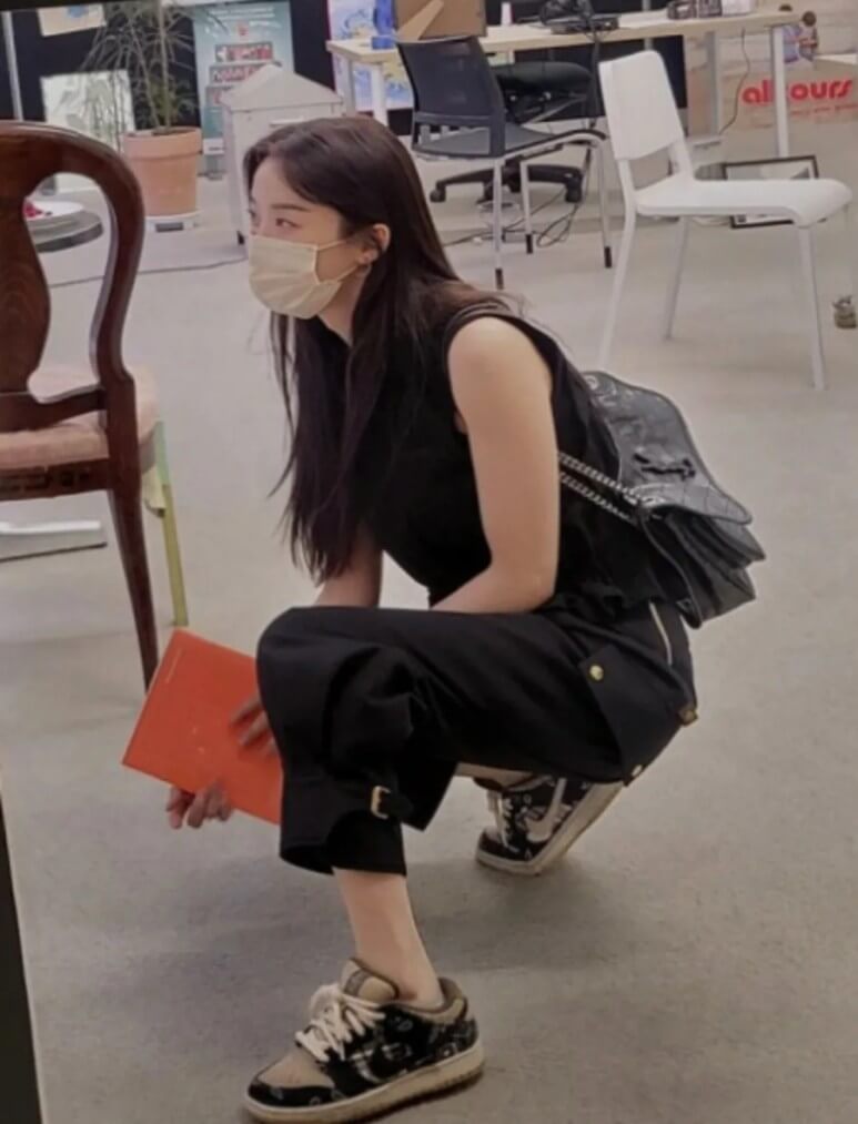 이청아 입생로랑 니키백