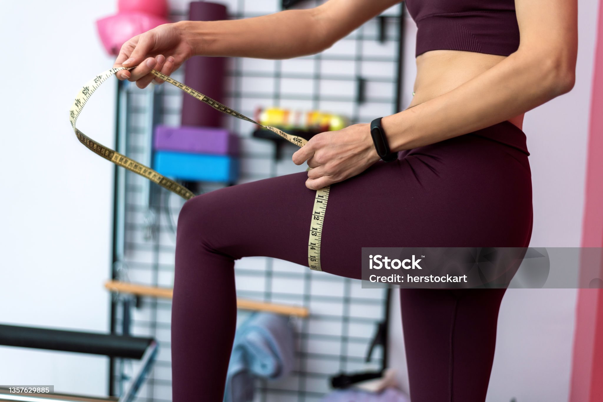 날씬한 여성이 허벅지 치수재는 사진