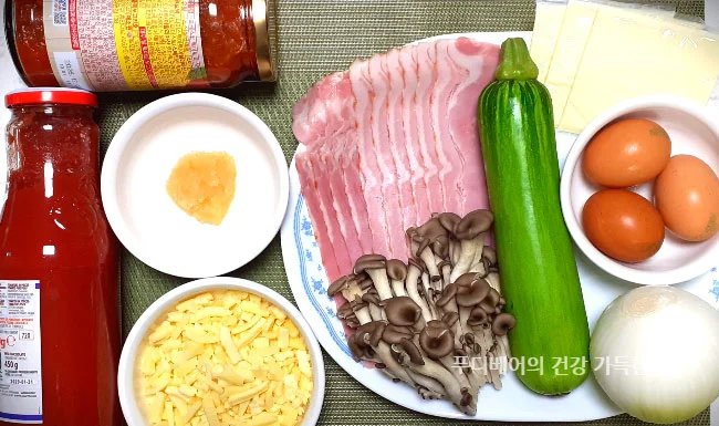 에그인헬-재료들-토마토소스-토마토퓨레-계란-베이컨-애호박-버섯-양파-마늘-체다치즈-모짜렐라치즈