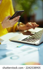 디지털기기 사용하는 모습