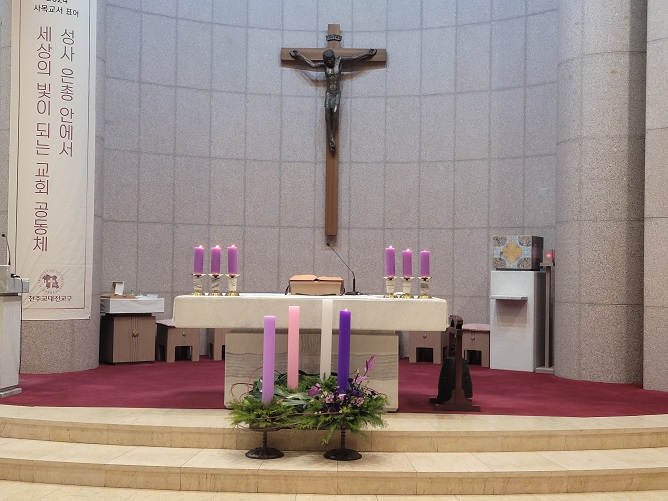 2023년 12월 3일 대전 탄방동성당 청년미사 전에 찍은 탄방동성당 사진입니다.