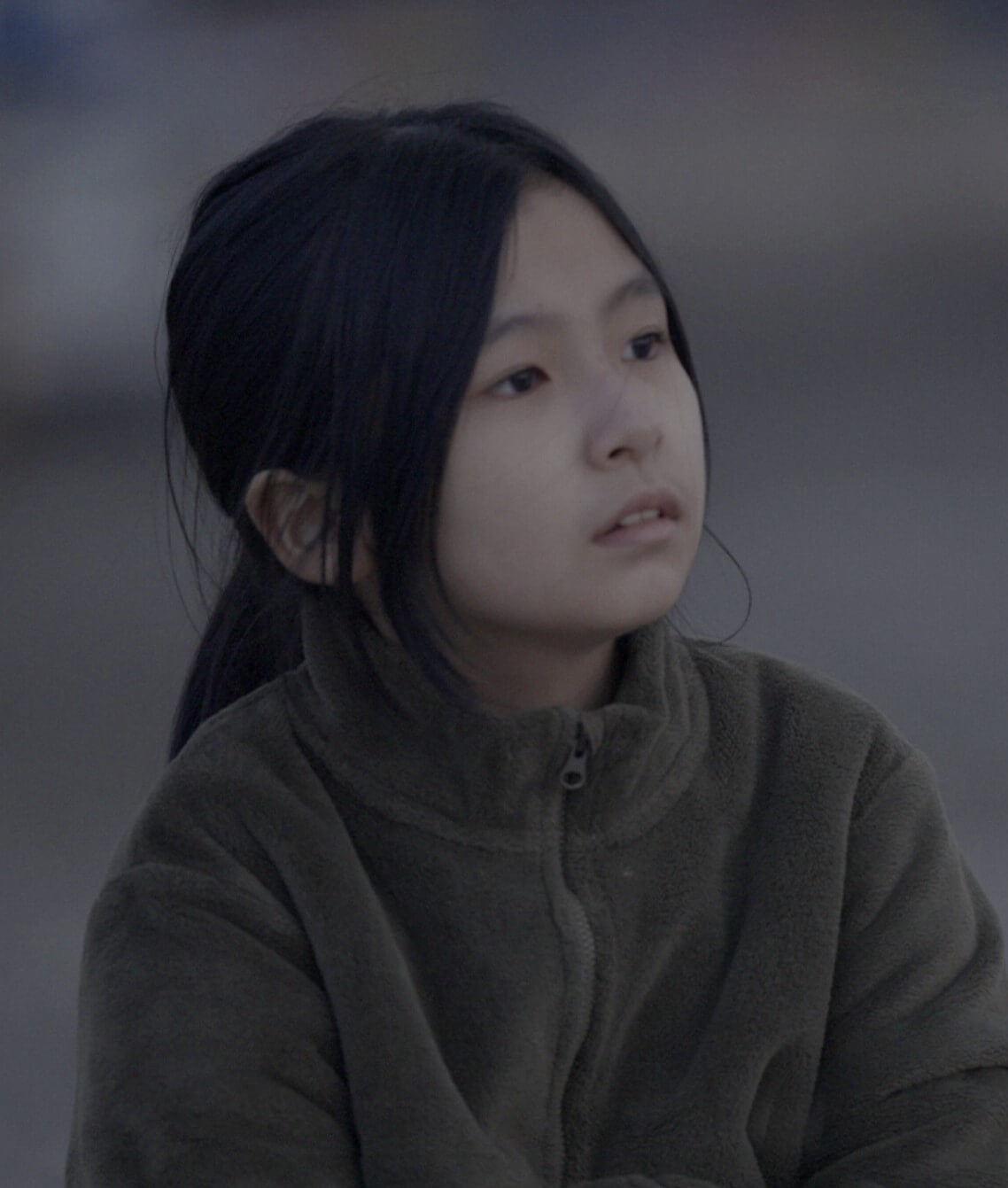 어딘가 바라보는 연수