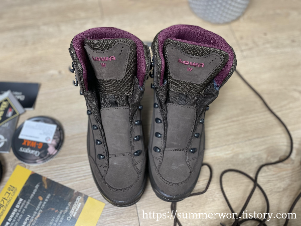 등산화 끈 뺀 사진