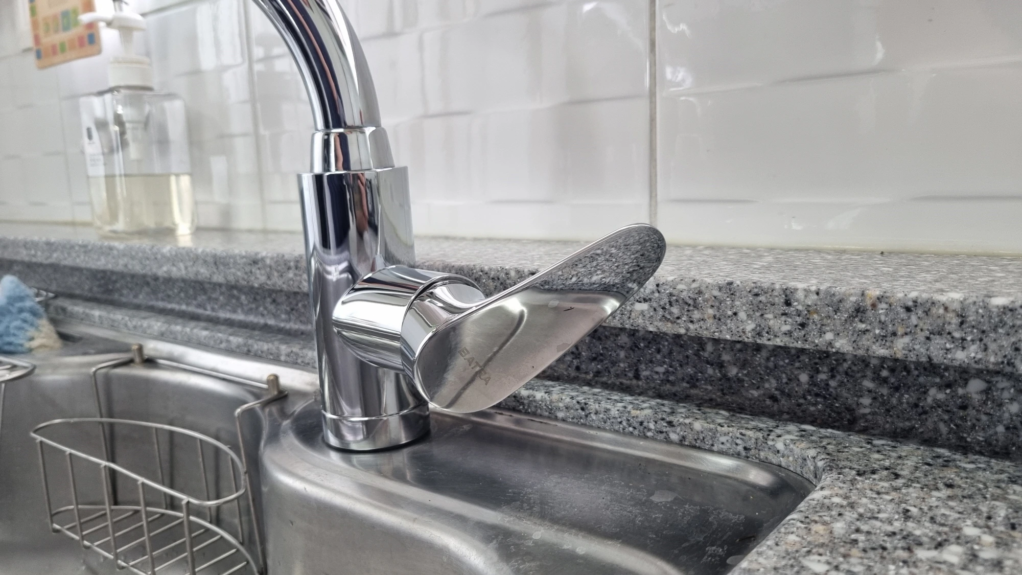 원홀수전 레버 작동 모습