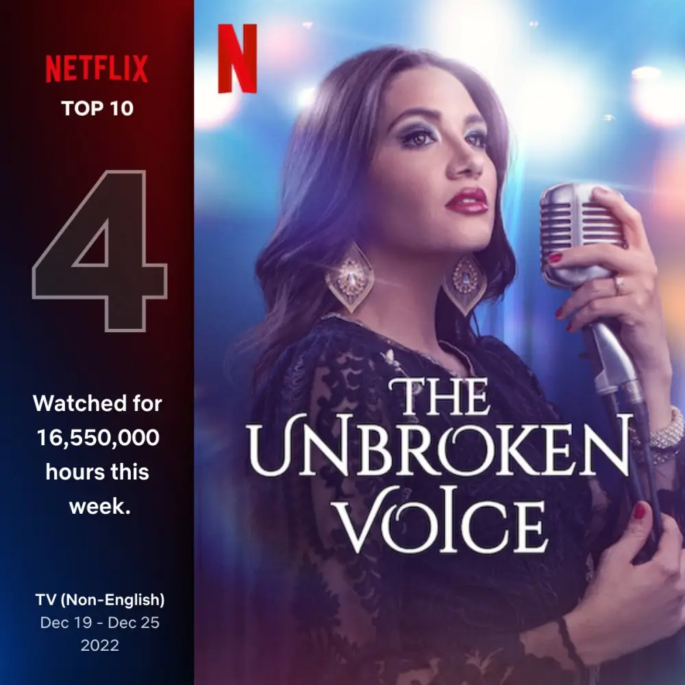 여자 주인공이 마이크를 잡고 있는 The Unbroken Voice의 포스터