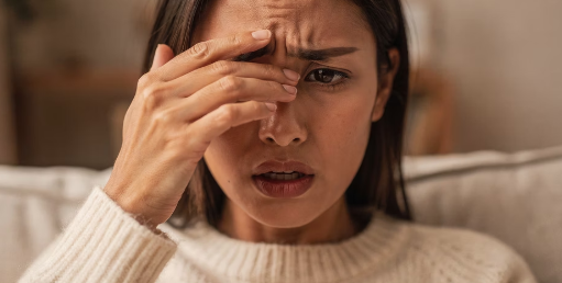 한쪽 눈을 가리고 시력 확인하는 사람